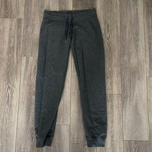 Super comfortable Lululemon joggers. Size 8. Great condition.